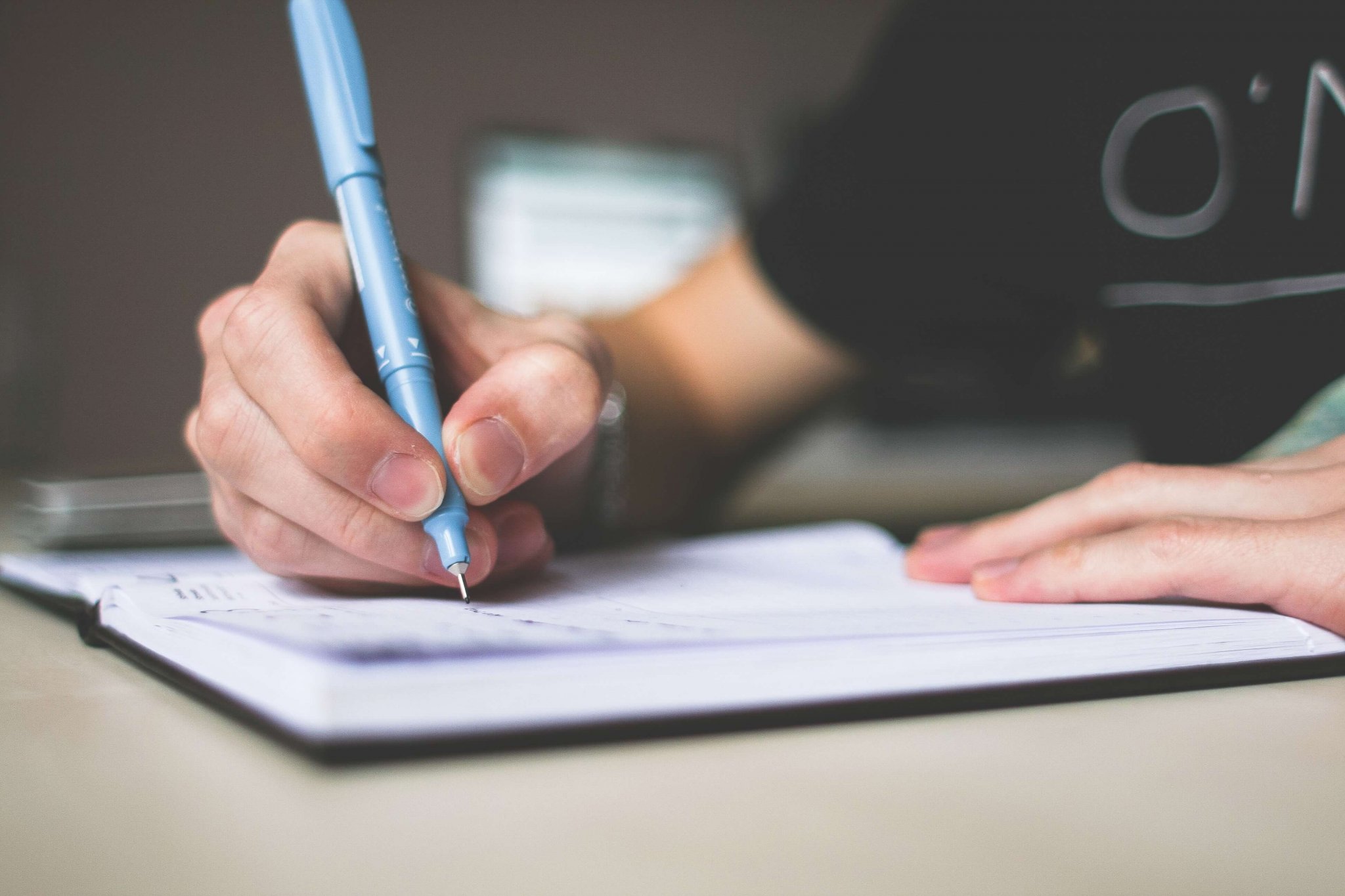 depth-of-field-desk-hands-210661 (1)